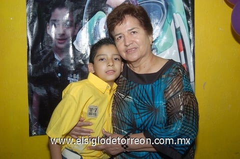 26102010 Ricardo Alberto Salas Calderón en compañía de su abuelita Ana María Salas Hernández.