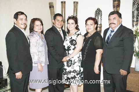 26102010 Mara Vázquez Ayala y Alejandro Sánchez Lozano acompañados de sus respectivos padres Alfonso Vázquez Cortina y Maura Ayala Mendez, José Sánchez Olachea y Angélica Lozano Burciaga.