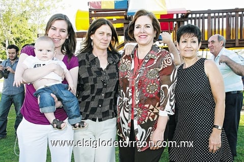 26102010 Ángela, Blanca, el pequeño Alejandro, María del Rosario y Bety de García de Alba, disfrutaron de reciente festejo.