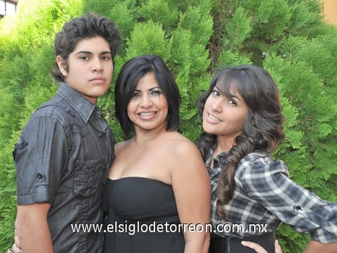 27102010 Petty Salazar Ugalde festejó su cumpleaños rodeada de sus hijos Alejandro y Sabrina Ramos Salazar.