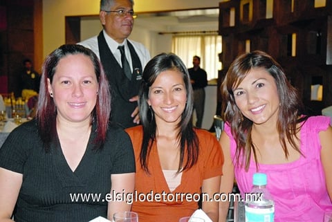 27102010 Ariadna Flores, Karla Ávalos y Martha Ávalos.