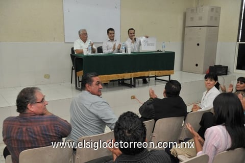 27102010 Por aniversario de la Escuela Secundaria, se premió a un ex alumno de la generación 2005.