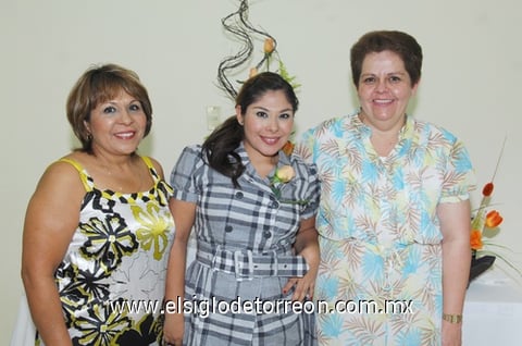 27102010 Azeneth Ramírez en su despedida de soltera junto a su mamá Mónica de Ramírez y su suegra Araceli Sotomayor Betancourt.