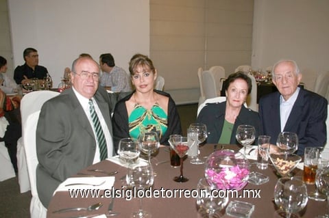 27102010 Ángel Hernández y Alejandra de Hernández, Sandi de López y Tomás López.
