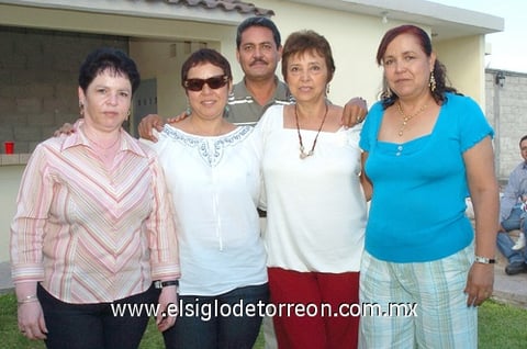 28102010 Laura Juárez de Espinosa acompañada de su esposo Eduardo Espinosa, sus hijos Gilberto y Diana Laura, así como de Eneida Gándara, Jaime Rodríguez y Alma Carmina y Marcos Juliano el día que festejó su cumpleaños. EL SIGLO DE TORREÓN / RAMÓN SOTOMAYOR W.