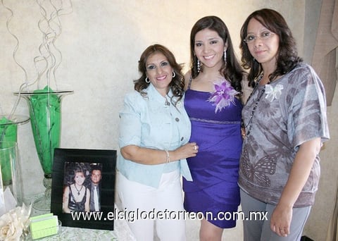 29102010 Cristina Saldaña Mena recibió un agradable festejo por parte de sus organizadoras: su mamá señora Rebeca Mena de Saldaña y su futura suegra señora Jéssica Rivera de Silva.