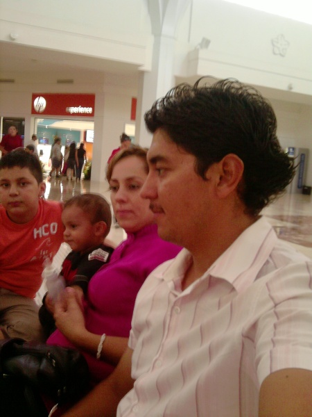 Con mi gran familia, mis hijos Jonathan y Joshua Ramírez y mi linda esposa Rosalba.  Fotografía enviada por Hugo Ramírez Santos.