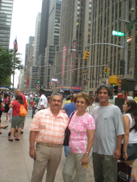 Fernando Salazar Perez y Lady de Salazar acompañados de Jose Francisco Mendoza quien radica en New York ( frente a Radio City). Fotografía enviada por Fernando Salazar Pérez.