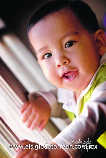 31102010 El pequeño Leonardo Santiago López García recibió las aguas bautismales el 30 de octubre de 2010 en la parroquia del Inmaculado Corazón de María ante el párroco Aurelio González Rodríguez, donde estuvo acompañado por sus papás Lic. Jaime López Romo y Sra. Lorena García Herrera.- Maqueda Peques Fotografía