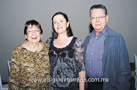 31102010 Lily de la Peña, Carolina y Carlos Obregón.