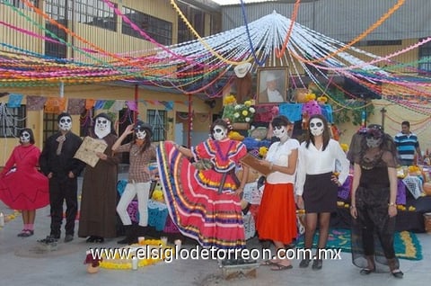 31102010 Un divertido ambiente se vivió en el evento organizado para celebrar el Día de Muertos.