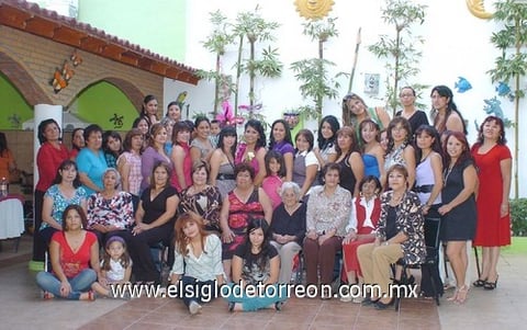 30102010 La festejada disfrutó de su despedida de soltera junto a sus familiares y amigas.