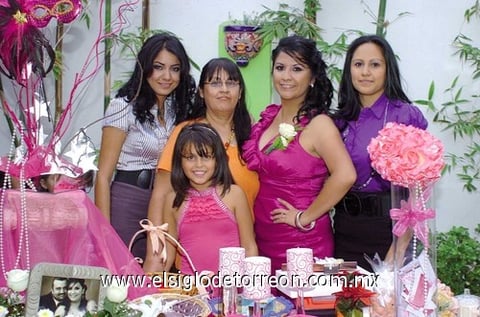 30102010 La futura esposa en compañía de Marichuy Palacios Anguiano, María Guadalupe García de Loera, July Loera de Agüero y su sobrina Itzel Estefanía Agüero Loera.