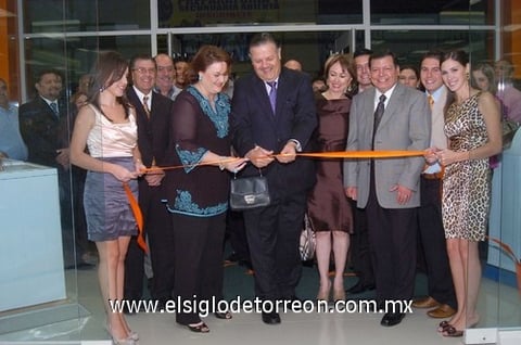 30102010 Lorena, Mónica, Jorge Giacomán, Margarita, Arturo, René y Alejandra estuvieron presentes en el corte de listón.