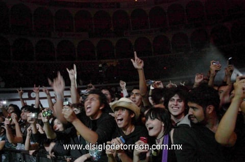 En su mayoría jóvenes, se dieron cita en el Coliseo Centenario para ver y escuchar a sus ídolos.