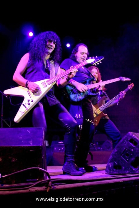 Mientras ciertos fanáticos gritaban de euforia por estar con los magos en plena víspera de Halloween, otros twitteaban detalles del concierto.