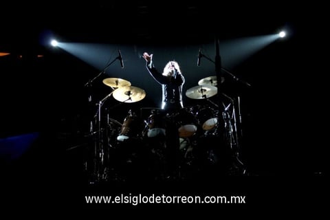 A las 22:15 horas la agrupación dio inicio a la velada musical.
