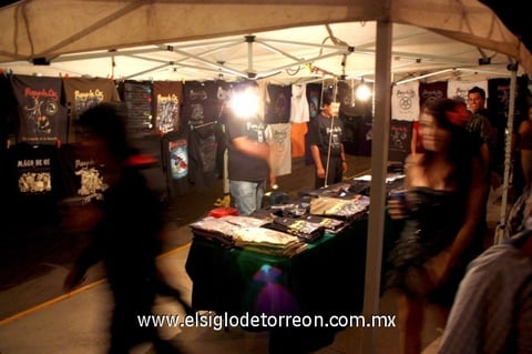 A las afueras del recinto, ambulantes vendían souvenirs del evento.