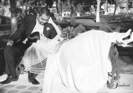 Karla Elizabeth Escobar Domínguez el día que unió su vida a la de Saúl Roberto Gutiérrez Macías.

Sandoval Fotografía