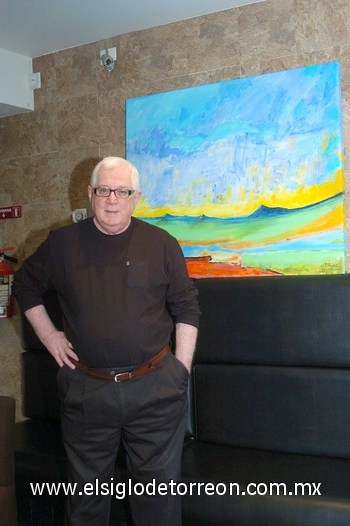 04112010 Creador. Federico Ramos junto a una de sus obras, que permanecerán en exhibición durante todo el mes de noviembre.