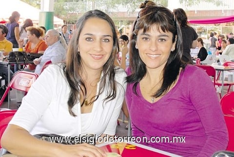 04112010 Fabiola Ibarra y Mariel Martínez fueron captadas recientemente en una kermés de colegio.