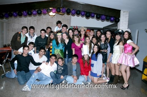05112010  Ana Sofía Echávarri acompañada por sus familiares y amigos.