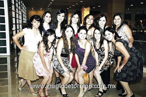 05112010 Daniela Larrañaga acompañada por sus mejores amigas y familiares, en su despedida de soltera.