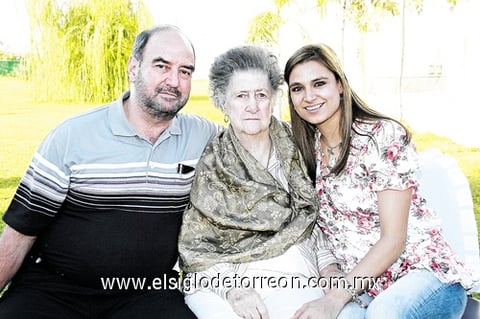 05112010 Javier, María del Rosario y Ana Rosa.