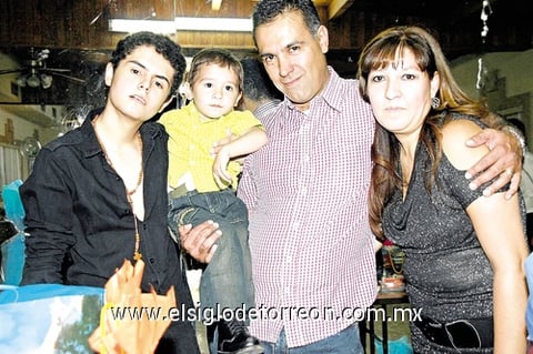 05112010 Carlos Fernando Díaz Cárdenas con sus papás y su hermano mayor.