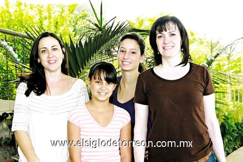 05112010 Pilar, Sofi, Pily y Gabriela, fueron captadas en reciente celebraciòn.