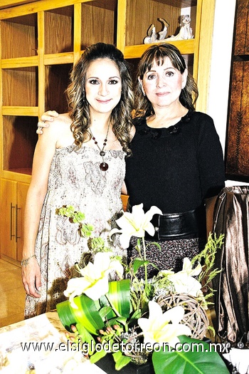 05112010 Jéssica de Gordillo acompañada por su mamá Patricia.