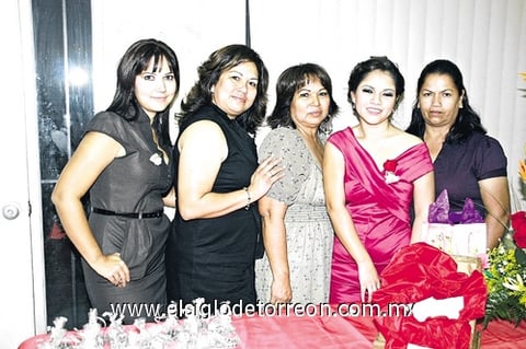05112010 Laura Adame Mijares en compañía de la organizadora de su despedida de soltera: su mamá Aurelia Mijares Sifuentes, además de Hilda Wong, Araceli Martínez y Eva Martínez.