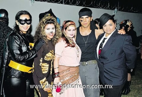 07112010 Rocío Suárez, Elda Balderas, Laura Lozano, Ernesto Valadez y Mary Borroel disfrutaron de alegre fiesta de disfraces realizada con motivo del Día de Halloween.