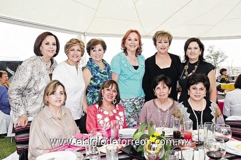 07112010 Rocío, Marisa, Gelo, Bulsy, Olga, Neda, Licha, Nancy y Paty acompañaron a Magaly en su reciente reunión de cumpleaños.