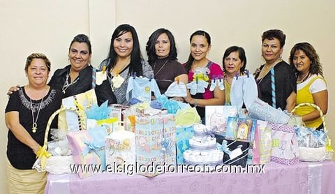 07112010 Paula Carrasco Llanas en compañía de un grupo de amigas en la reciente fiesta de canastilla con  motivo de la llegada de su bebé.