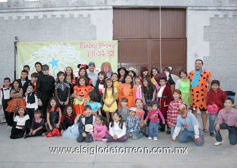 07112010 La cumpleañera disfrutó de una divertida fiesta de disfraces en compañía de amigos y familiares.