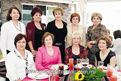 07112010 Natalia Sánchez Aguirre en compañía de su mamá Gladis Aguirre de Sánchez, su abuelita Yolanda Balza de Aguirre y su suegra Mague Soto, organizadoras de su agradable despedida de soltera.