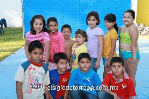 06112010 Daphne Alexa Méndez Gutiérrez cumplió recientemente nueve años y festejó con una divertida piñata en la que estuvieron presentes sus amiguitos. Daphne es hija de los señores Claudia Gutiérrez y Alejandro Méndez.