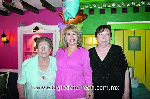06112010 Cecy Martínez de Domínguez en su fiesta de canastilla junto a Abuba Ayoub de Martínez y Lolita de Martínez.