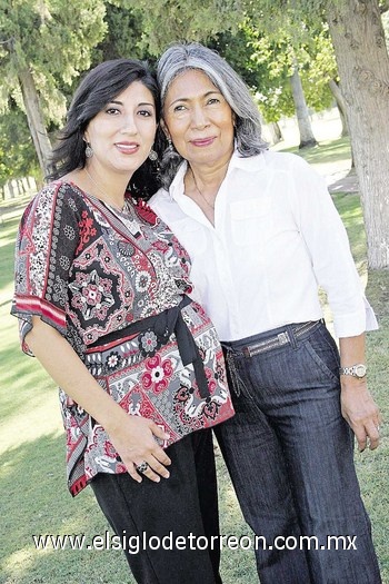 07112010 Julie Solís y  Julia Martell de Solís captadas en la reciente  fiesta de canastilla en honor de Julie.