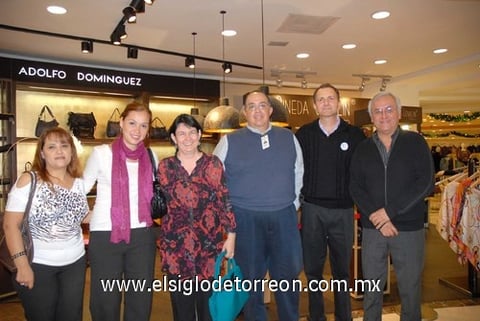 07112010 Disfrutan. Isela, Noemí, Gaby, Ricardo, Carlos y Gabriel.