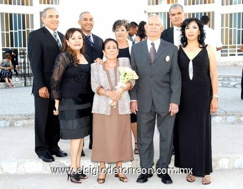 09112010 Refugio Hernández de Flores y Jesús Flores Ramos festejaron sus 60 años de matrimonio en compañía de sus hijos: Esthela, Jesús, Graciela, Alberto, Esther y Gabriel Flores Hernández.