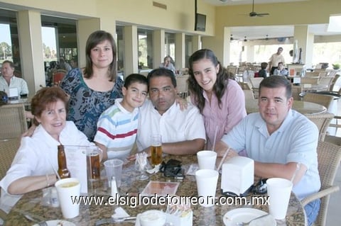 10112010 Disfrutan. Gaby, Ana Sofía, José Miguel, Martha, Dimas y Carlos.