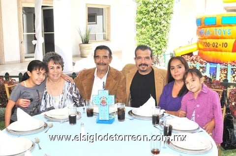 10112010 Juan Carlos Escalante, Blanca Medrano de Escalante, Fátima y Andrea Escalante, Rosa Chavarría de Escalante y Francisco Escalante Barrón.