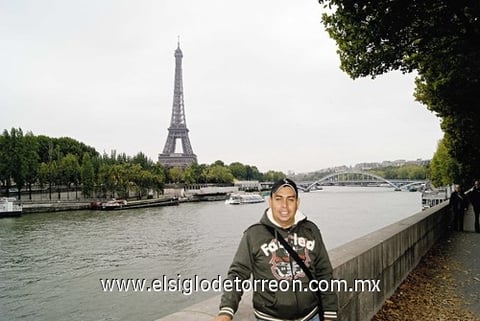 10112010 Alberto Morales en su reciente visita a París, Francia.