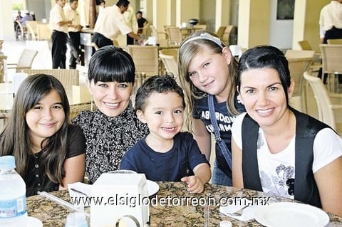 Marcela, Anabel, Isabella, Ángela e Íker.