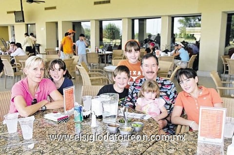 Ale y Javier con los pequeños Regina, Bárbara, Priscila, Javier y Jimena.