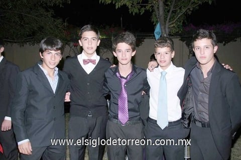 David, Pablo, Rodolfo, Fernando y Juan. Isabela, Paloma, Malena y Olga.