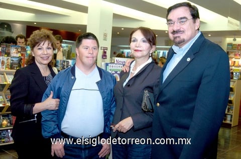 11112010 Luz María, José Antonio, Frida y Eduardo.