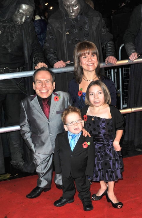 El actor británico Warwick Davis llegó con su familia al estreno mundial de la primera parte de 'Harry Potter and the Deathly Hallows' en el Odeon Leicester Square de Londres.